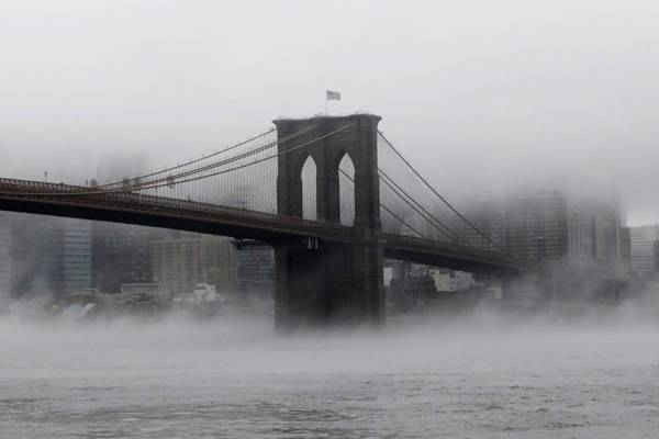 Hình ảnh cầu Brooklyn trong sương mù từ phía trước đường chân trời Manhattan ở Brooklyn, New York, Mỹ vào ngày 12/1/2018. Ảnh: Reuters / Shannon Stapleton