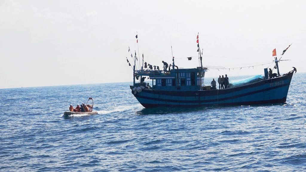 Lực lượng cứu hộ khẩn trương đưa thuyền viên Nguyễn Ánh Cườm lên tàu SAR412 để cấp cứu