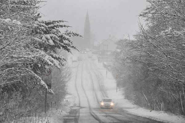 Một chiếc xe hơi trên đường B718 trong một trận tuyết rơi nặng hạt ở Harthill, Scotland. Hình ảnh: Jeff J Mitchell / Getty Images