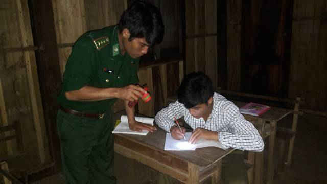 Các đồng chí Bộ đội Biên phòng soi đèn dạy chữ cho dân bản