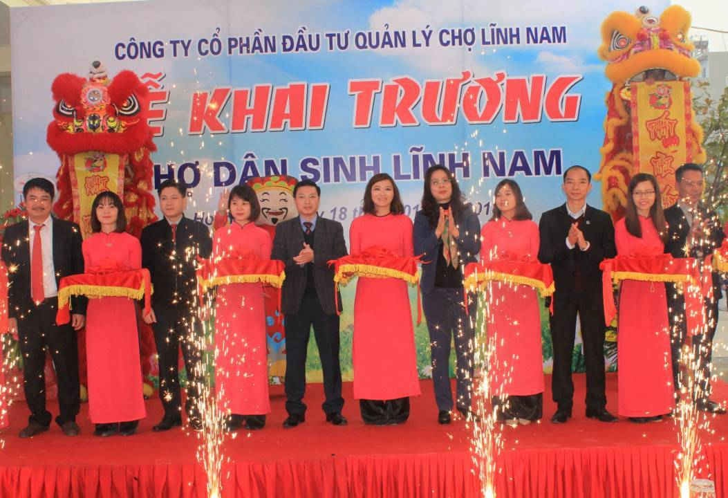 Các đại biểu cắt băng khai trương chợ dân sinh Lĩnh Nam 