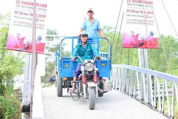 Xe 3 bánh cũng lưu thông sễ dàng qua cây cầu thép dây văng.