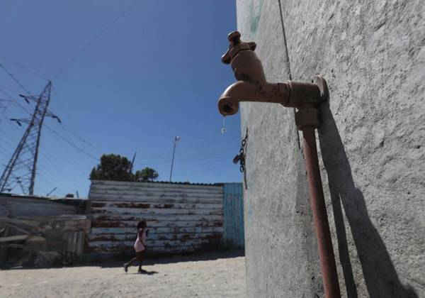 Một vòi nước bị rò rỉ ở thị trấn Khayelitsha, gần Cape Town, Nam Phi vào ngày 12/12/2017. Ảnh: Reuters / Mike Hutchings