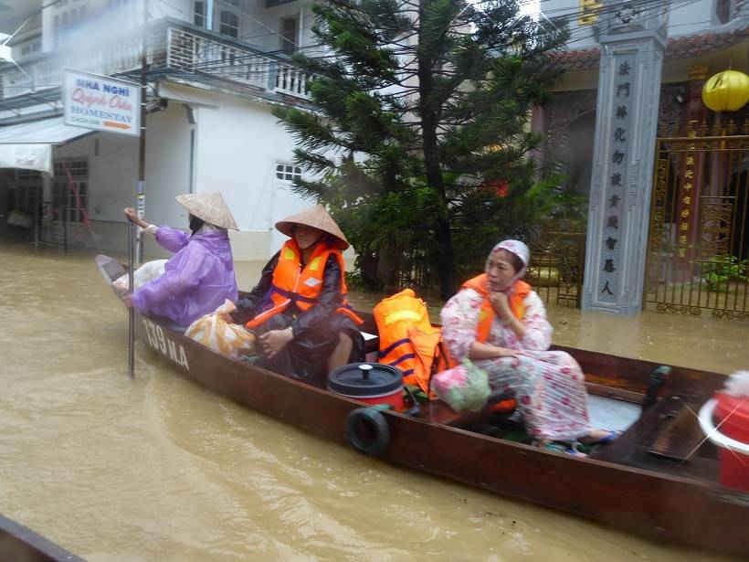Việc ngập lụt tại các địa phương vùng hạ lưu sông Vu Gia-Thu Bồn do tác động từ xả nước của các hồ thuỷ điện