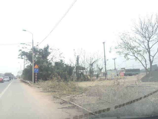 Tình trạng phá dải hộ lan tôn lượn sóng tại Cụm CN Tân Dĩnh, xã Tân Dĩnh.