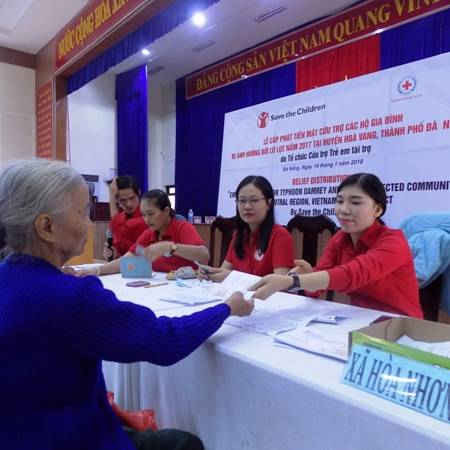2-Hội chữ thập đỏ Đà Nẵng trao 465 triệu đồng cho người dân bị ảnh hưởng lũ lụt