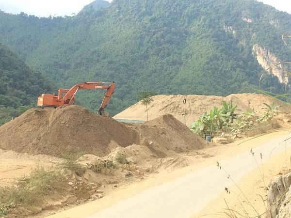 Hàng loạt các bãi cát trái phép ngang nhiên mọc hai bên đường Quốc lộ suốt nhiều năm nay