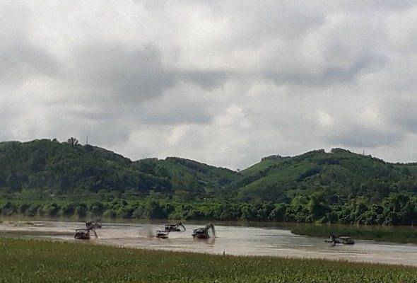Nghệ An: Bắt nhiều tàu hút cát trái phép trên sông Lam