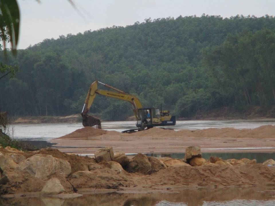 Công ty TNHH TM-XD Khôi đang khai thác cát tại sông Hà Thanh địa phận giáp ranh giữa xã Canh Vinh và Canh Hiển