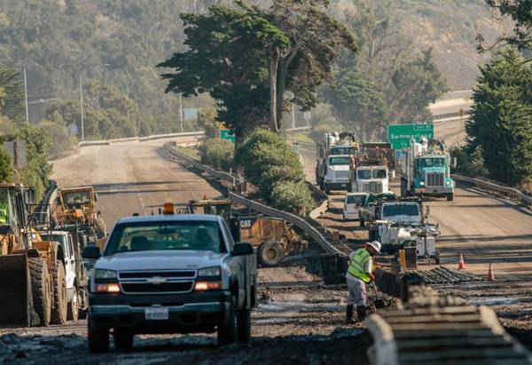 Những người công nhân đang dọn bùn và những mảnh vụn vỡ trên đường 101 sau vụ lở đất ở Montecito, California, Mỹ vào ngày 12/1/2018. Ảnh: Reuters / Kyle Grillot