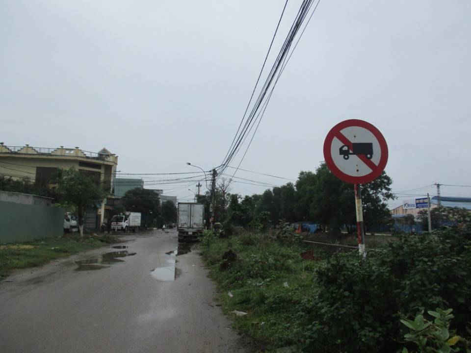 Mặc dù đã có biển báo cấm xe tài nhưng xe tải, xe lạnh vẫn ngang nhiên đậu trên đường Nguyễn Đình Hoàng gây bức xúc cho người dân