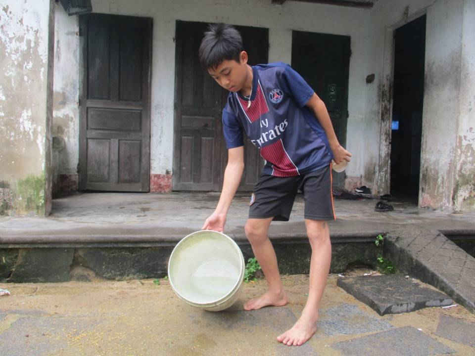 Người dân thôn Bình An 1 phải dùng nước mưa để sinh hoạt vì nước giếng có mùi hôi nồng nặc không sử dụng được