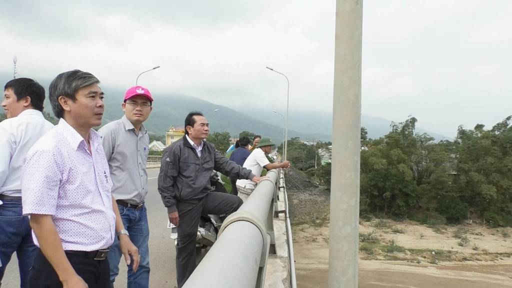 Đoàn kiểm tra liên ngành, UBND huyện Đại Lộc thị sát thực tế tình hình khai thác khoáng sản trên tuyến sông Thu Bồn