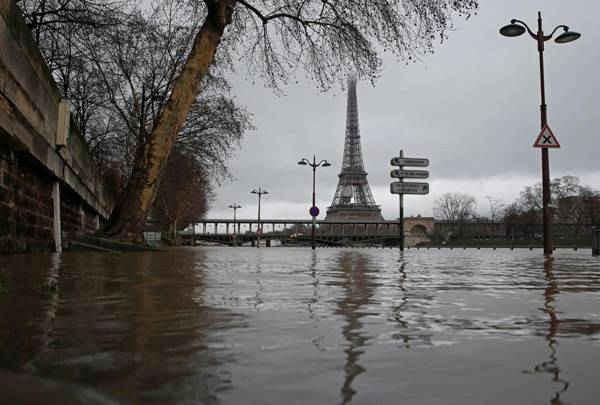Toàn cảnh bờ sông Seine ngập nước gần tháp Eiffel ở Paris, Pháp, sau nhiều ngày mưa không ngớt gây ngập lụt ở Pháp, ngày 23/1/2018. Ảnh: Reuters / Christian Hartmann