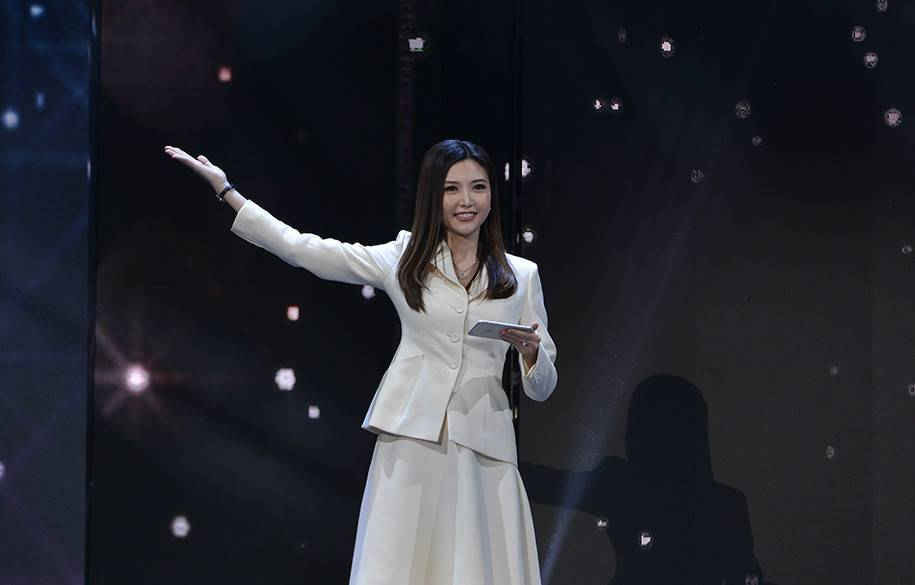 Hoa hậu Ngọc Duyên lên sân khấu thực hiện thao tác trải nghiệm 'sign in' để mở ra những trải nghiệm tuyệt vời tại Sunshine World