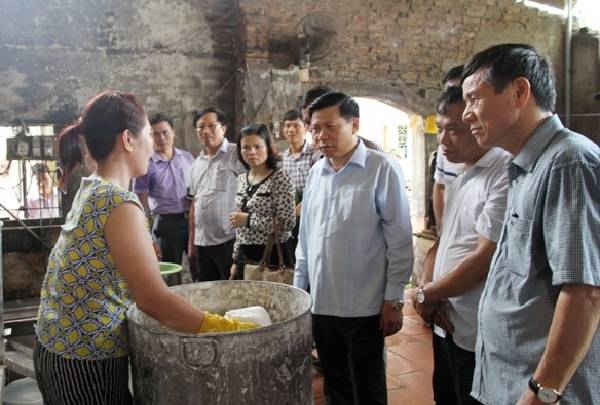 Lãnh đạo tỉnh Bắc Ninh thăm cơ sở sản xuất tại làng bún Khắc Niệm. Ảnh: CTTĐT Bắc Ninh.