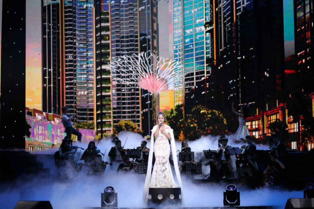 Nữ ca sĩ Khánh Linh mở màn cho đêm đại nhạc hội. Với giọng ca thánh thót như chim họa mi, phần trình diễn “I dream a dream”.