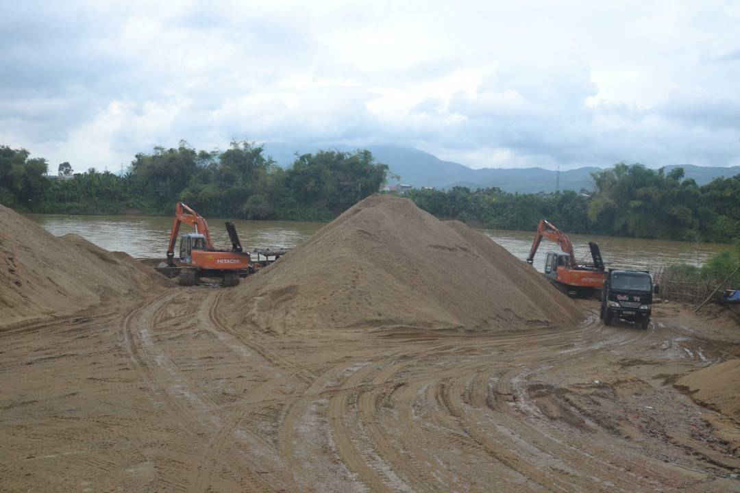 Tìm giải pháp kiểm soát trữ lượng cát tại các mỏ cũng như tại các bến bãi.