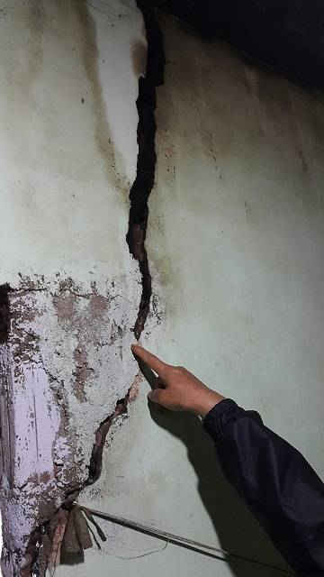 Vết nứt chạy dài và rộng tại nhà chị Lâm Thị Hậu, nghi do nổ mìn phá đá