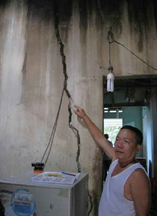 Anh Nguyễn Văn Hoa bức xúc vì nhà bị nứt lớn nhưng chưa được trả lời thỏa đáng.