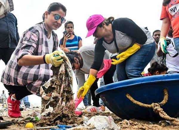 Nữ diễn viên Bollywood Anushka Sharma tham gia dọn dẹp bãi biển Versova. Hình ảnh: Shashi S Kashyap / Hindustan Times / Getty Images
