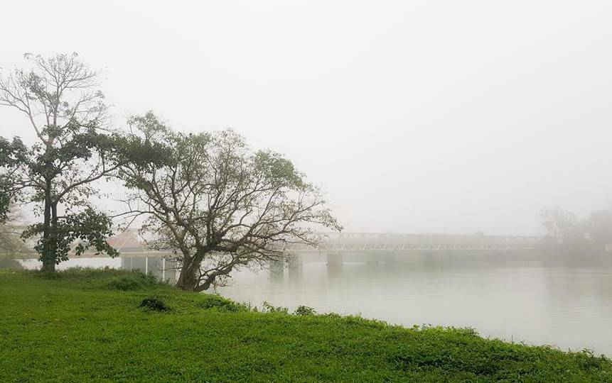 Sương vắt ngang qua dòng sông Hương trữ tình