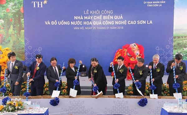 Phó Chủ tịch Thường trực Quốc hội Tòng Thị Phóng và các đại biểu làm lễ khởi công Nhà máy