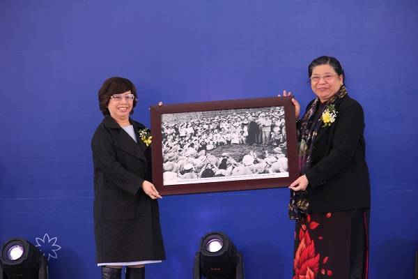 Phó Chủ tịch Thường trực Quốc hội Tòng Thị Phóng trao bức tranh lưu niệm cho Tập đoàn TH