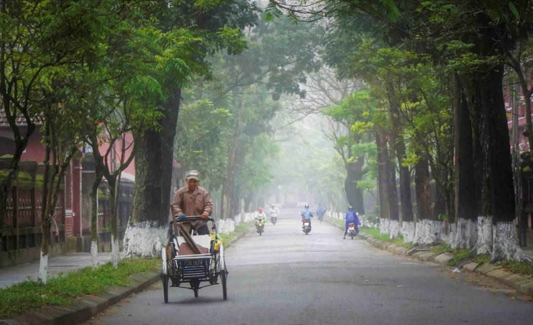 Sương mù dù đẹp nhưng kéo dài trong nhiều giờ cũng ảnh hưởng phần nào đến việc đi lại, sinh hoạt của nhiều người