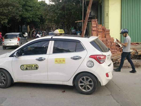 Ninh Bình: Giàn giáo rơi đâm thủng xe taxi, một người tử vong