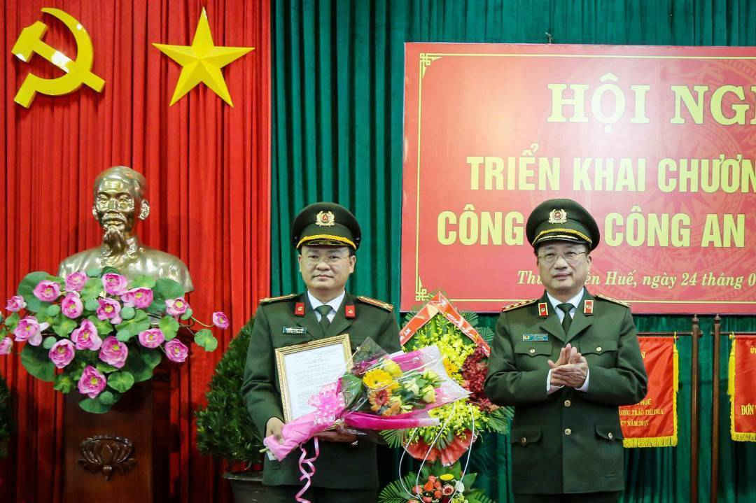 Thượng tướng Nguyễn Văn Thành trao quyết định điều, động bổ nhiệm có thời hạn cho Trung tá Nguyễn Thanh Tuấn (trái)