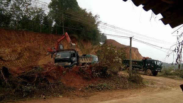 1- Thạch Thành (Thanh Hóa): Rầm rộ khai thác đất giữa ban ngày, chính quyền thờ ơ