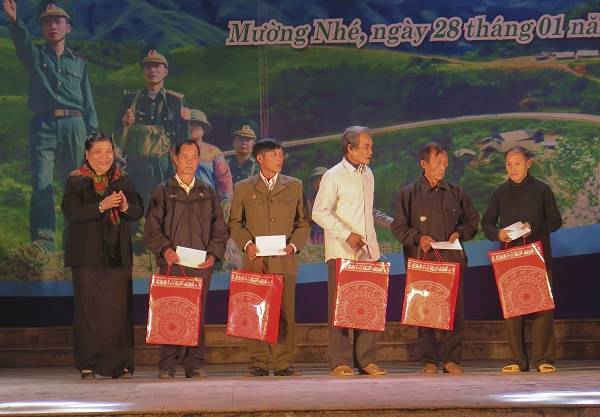 Đồng chí Tòng Thị Phóng trao quà cho các hộ khó khăn trên địa bàn huyện Mường Nhé 