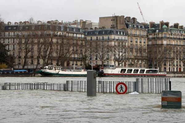 Toàn cảnh các bờ sông Seine bị ngập sau nhiều ngày mưa hầu như không ngớt gây ra ngập lụt ởParis, Pháp vào ngày 28/1/2018. Ảnh: Reuters / Gonzalo Fuentes