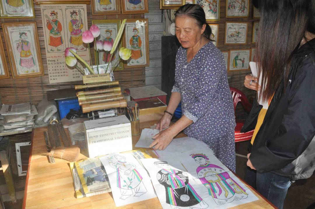 Dịp Tết là dịp bận rộn nhất đối với các nghệ nhân tranh làng Sình