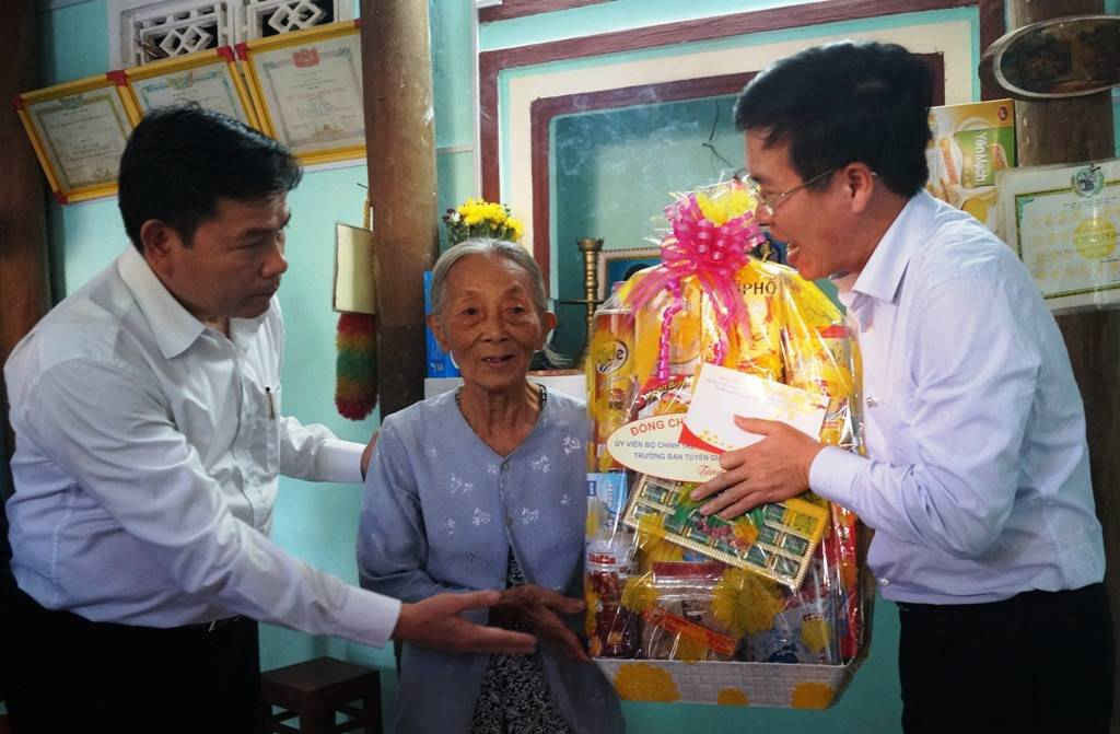 Ông Võ Văn Thưởng tặng quà cho gia đình bà Hồ Thị Thu ở xã Bình Long