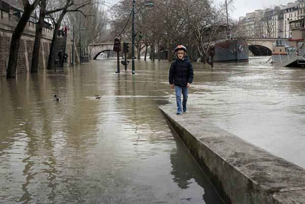Các bờ sông Seine tràn ngập sau những ngày mưa hầu như không ngớt. Ảnh: Maya Vidon-White/UPI/Barcroft Images