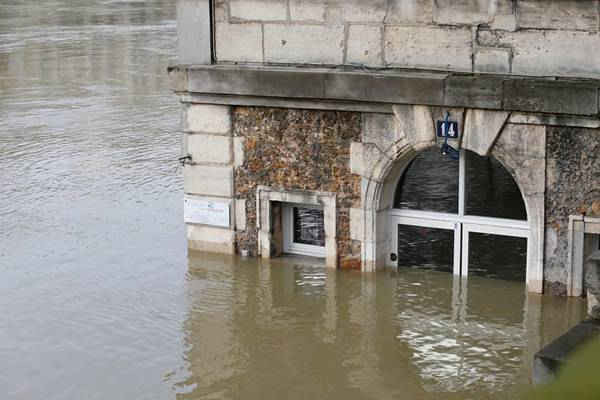 Quán cà phê Les Nautes bị ngập trong nước lũ. Ảnh: Geoffroy van der Hasselt/AFP/Getty Images 