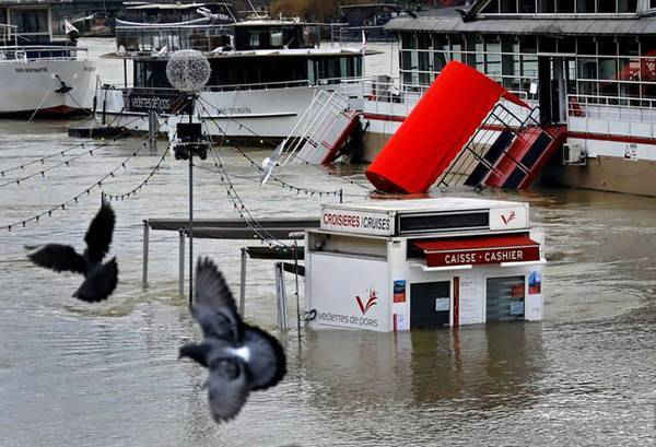 Quầy bán vé cho các tàu tham quan bị ngập nước một phần. Ảnh: Mal Langsdon / Reuters