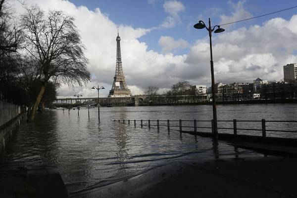 Theo dự báo, mực nước cao đến 6 mét, gây ra những vấn đề nghiêm trọng cho những người sống hoặc làm việc gần bờ sông Seine. Ảnh: Alfonso Jimenez / Rex / Shutterstock