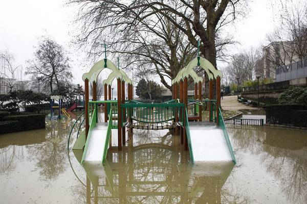 Sân chơi của trẻ em bên dòng sông bị ngập nước. Ảnh: Thibault Camus / AP