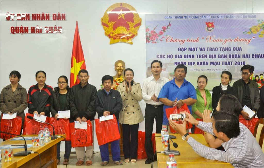 Anh Nguyễn Duy Minh- Bí thư Thành đoàn Đà Nẵng (áo trắng) trao quà cho các hộ gia đình đặc biệt nghèo trên địa bàn quận Hải Châu