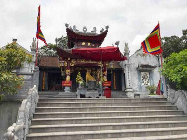Cửa chính vào Đền Thượng nơi thờ Hưng Nhượng Đại Vương Trần Quốc Tảng và cộng đồng Triều Trần.