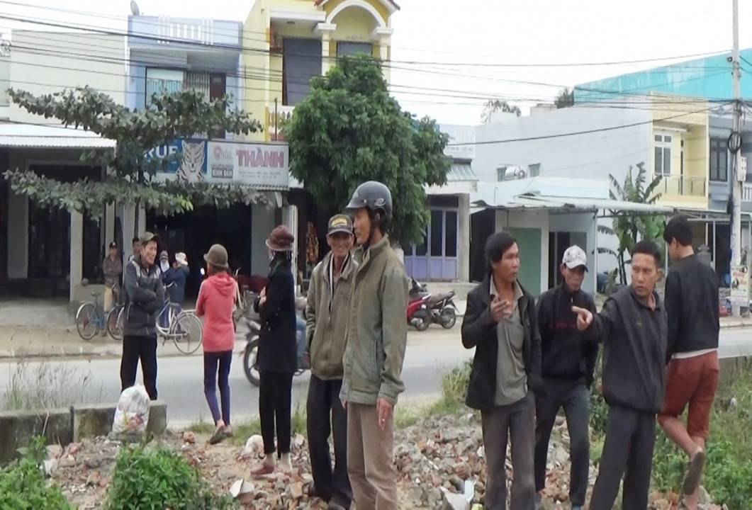 Nhiều hộ dân tại phường Điện Nam Trung không đồng ý với giá đền bù, kiên quyết không bàn giao mặt bằng để thi công tuyến đường ĐT 607, khiến đoạn đường gần 200 m bị đình trệ
