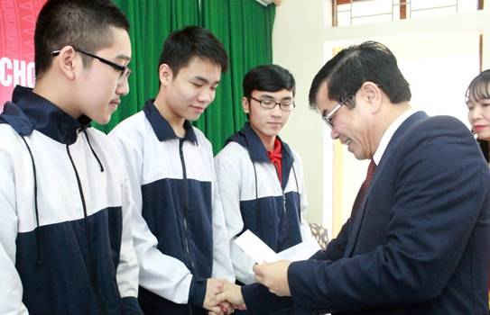 Phó Chủ tịch UBND tỉnh Đặng Quốc Vinh tặng hoa chúc mừng các học sinh trước khi tham dự kỳ thi(Theo Baohatinh.vn)