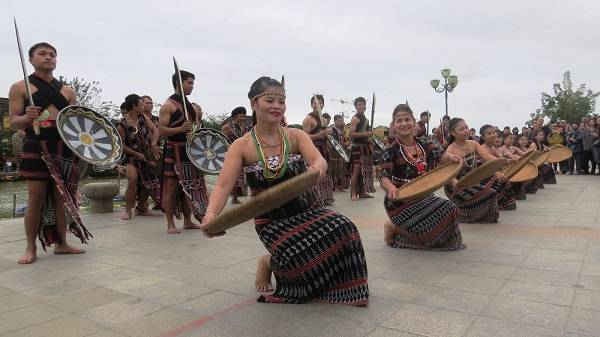 Vào mỗi ngày rằm (15 âm lịch) hằng tháng, tại phố cổ Hội An (Quảng Nam) các đoàn nghệ nhân, diễn viên của đồng bào Giẻ Triêng (Ve-Tà Riềng), Cơ Tu, Cor, Cadong và Bnoong của 6 huyện miền núi cao của tỉnh Quảng Nam sẽ luân phiên trình diễn nghệ thuật truyền thống.