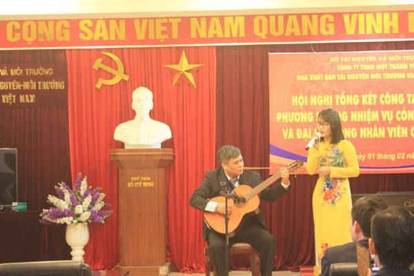 Chủ tịch kiêm Tổng Giám đốc Nhà Xuất bản Tài nguyên - Môi trường và Bản đồ Việt Nam Kim Quang Minh đệm đàn cho nhân viên của NXB hát trong chương trình văn nghệ chào mừng Hội nghị