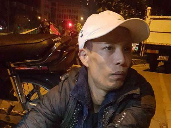 Hà Nội: Bị 141 phát hiện, nam thanh niên định phi tang ma túy cất giấu trong túi áo