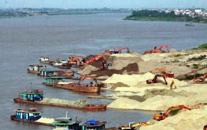 Nhiều DN đưa phương tiện ra khai thác cát ngoài phạm vi được cấp phép