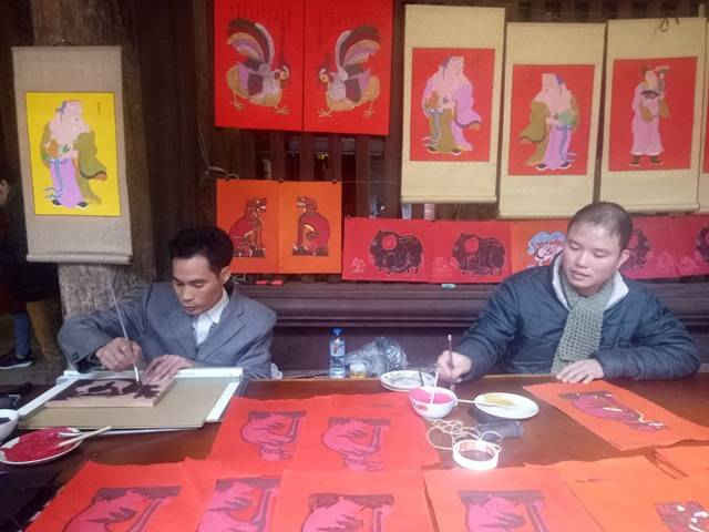 Các Nghệ nhân dòng tranh Kim Hoàng say xưa sáng tác giới thiệu đến du khách